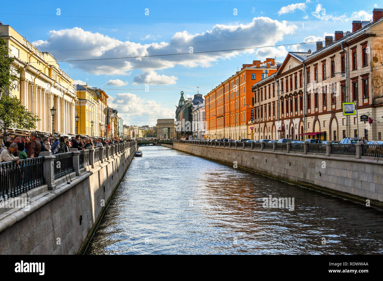 St. Petersburg, Russland - 10. September 2018: Touristen Masse das Quadrat der Auferstehungskirche Kathedrale neben Griboyedov Kanal aus dem Fluss Moyka Stockfoto