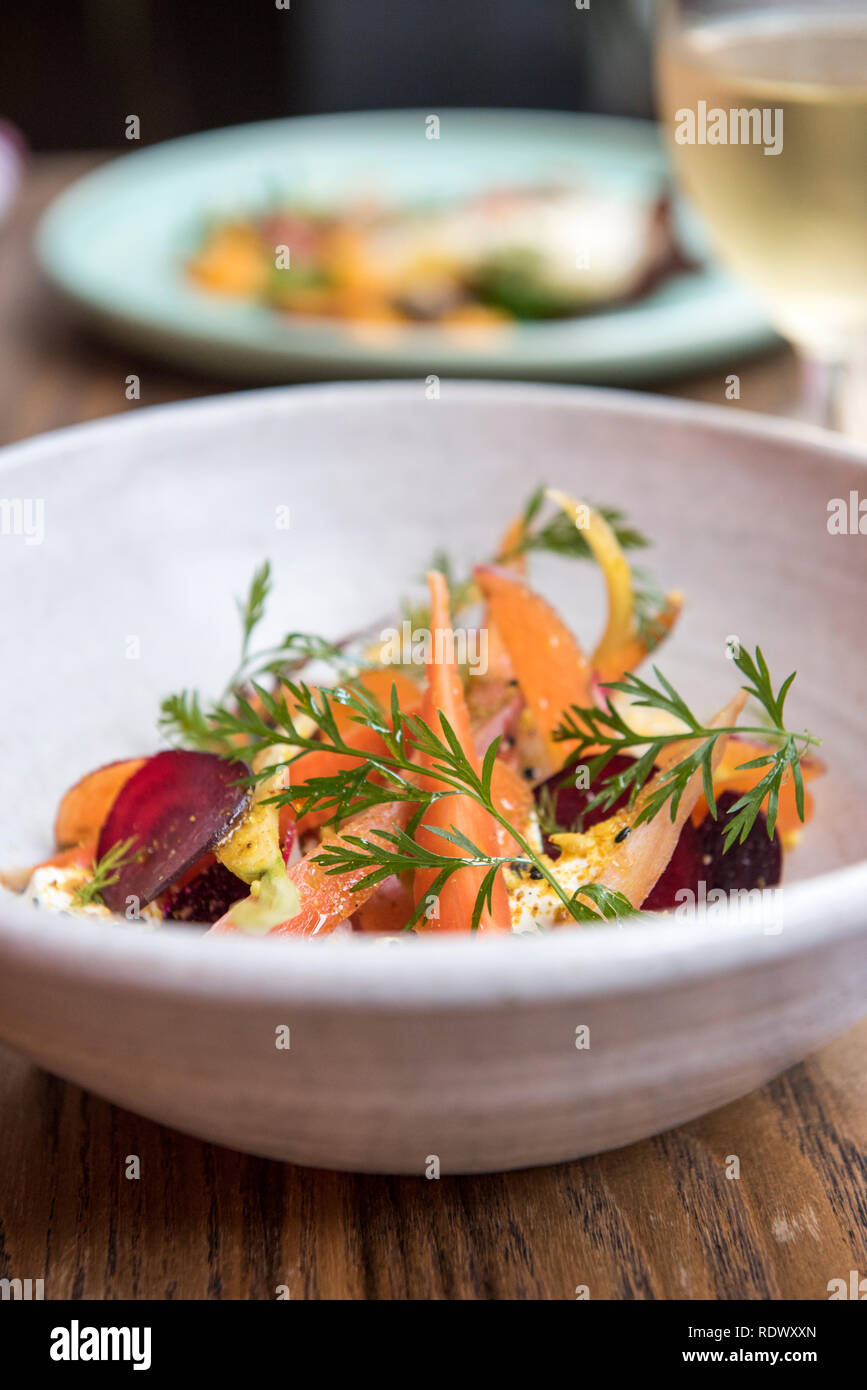 Eine Schüssel mit Rettich, Karotten und rote Beete Salat mit geräuchertem Joghurt, Mandel Sukka, und Bockshornklee Honig. Shepherd ist ein neues Restaurant in der Hanna Stockfoto