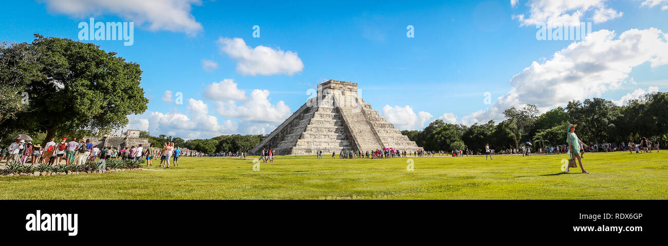 Chichen Itza Pyramide und elegante junge Frau zu Fuß in den Sonnenuntergang mit dramatischen bewölkte Himmel im Hintergrund Stockfoto