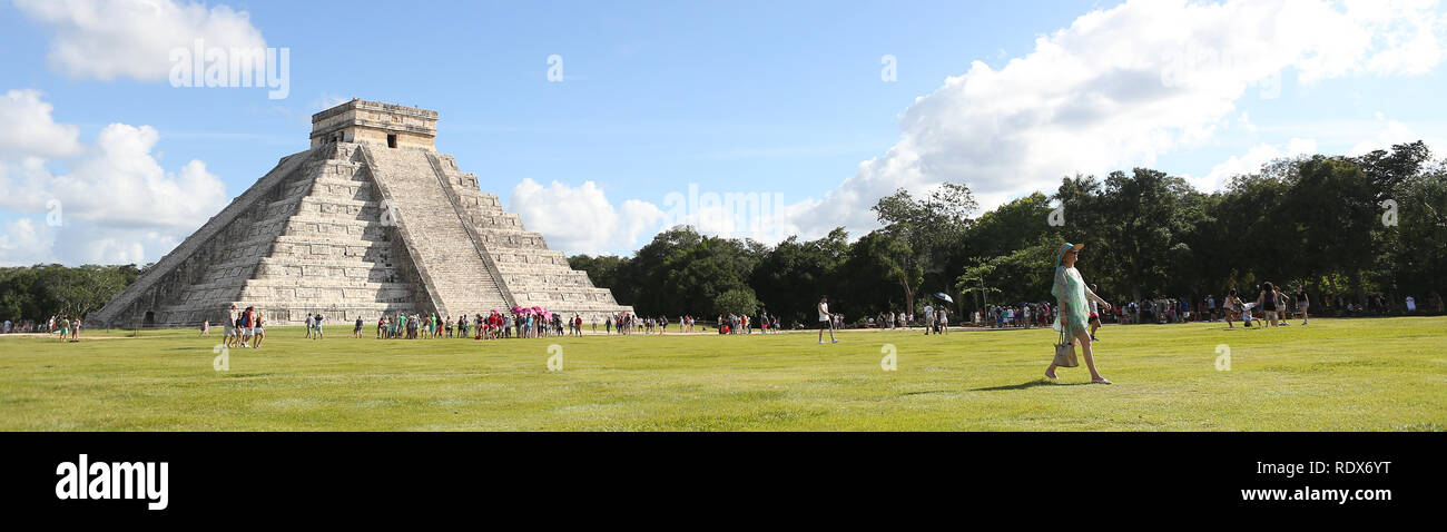 Chichen Itza Pyramide und elegante junge Frau zu Fuß in den Sonnenuntergang mit dramatischen bewölkte Himmel im Hintergrund Stockfoto