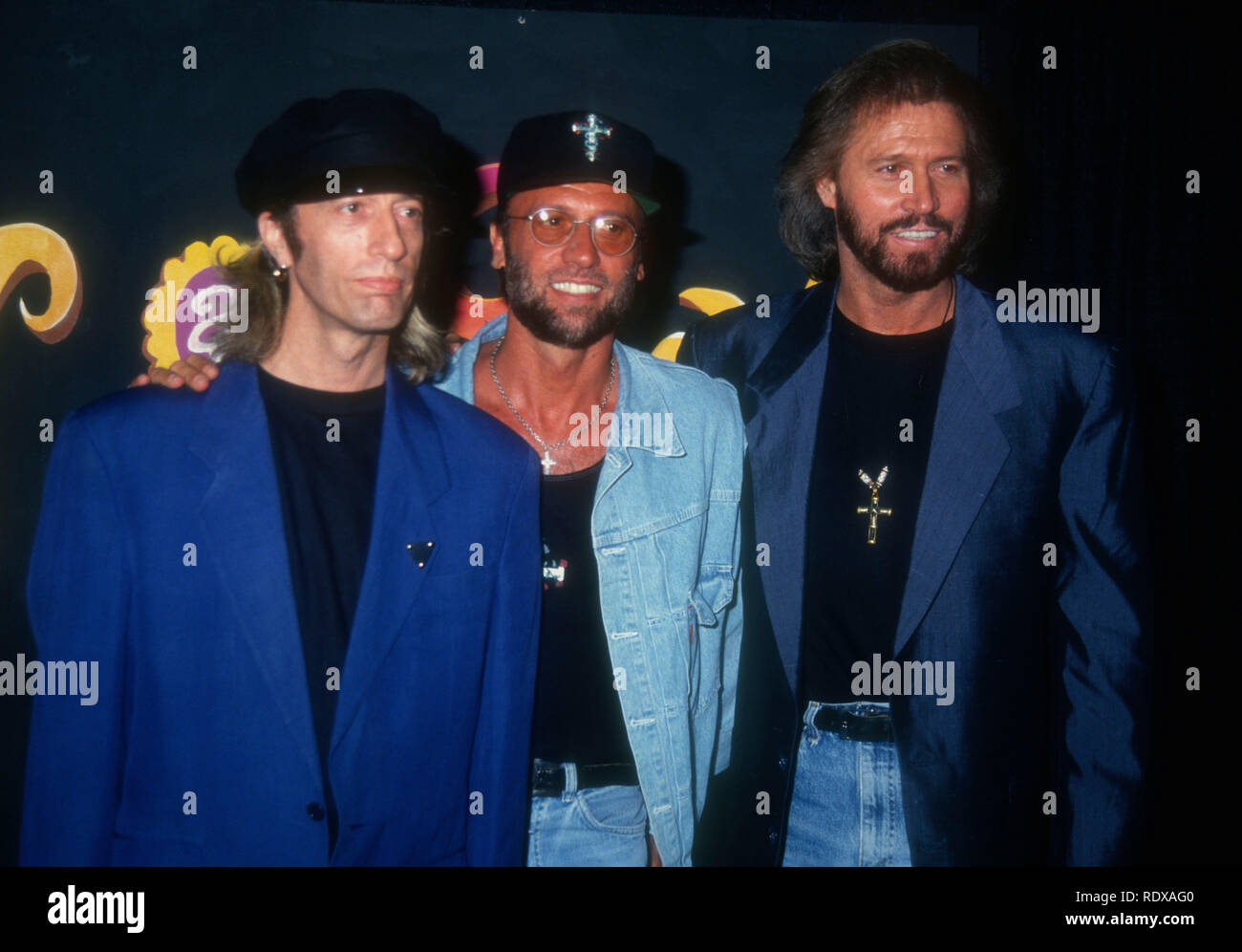 LOS ANGELES, Ca - 2. Oktober: Sänger/Brüder Robin Gibb Maurice Gibb und Barry Gibb von den Bee Gees an NBC taping von '70er Feier: Der Beat ist Zurück" am 2. Oktober 1993 im Wiltern Theater in Los Angeles, Kalifornien. Foto von Barry King/Alamy Stock Foto Stockfoto