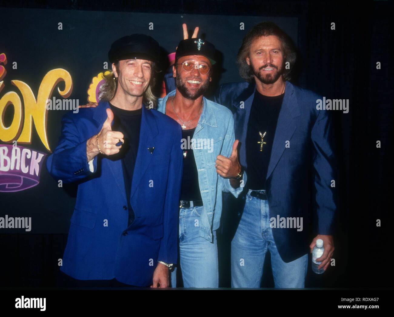LOS ANGELES, Ca - 2. Oktober: Sänger/Brüder Robin Gibb Maurice Gibb und Barry Gibb von den Bee Gees an NBC taping von '70er Feier: Der Beat ist Zurück" am 2. Oktober 1993 im Wiltern Theater in Los Angeles, Kalifornien. Foto von Barry King/Alamy Stock Foto Stockfoto