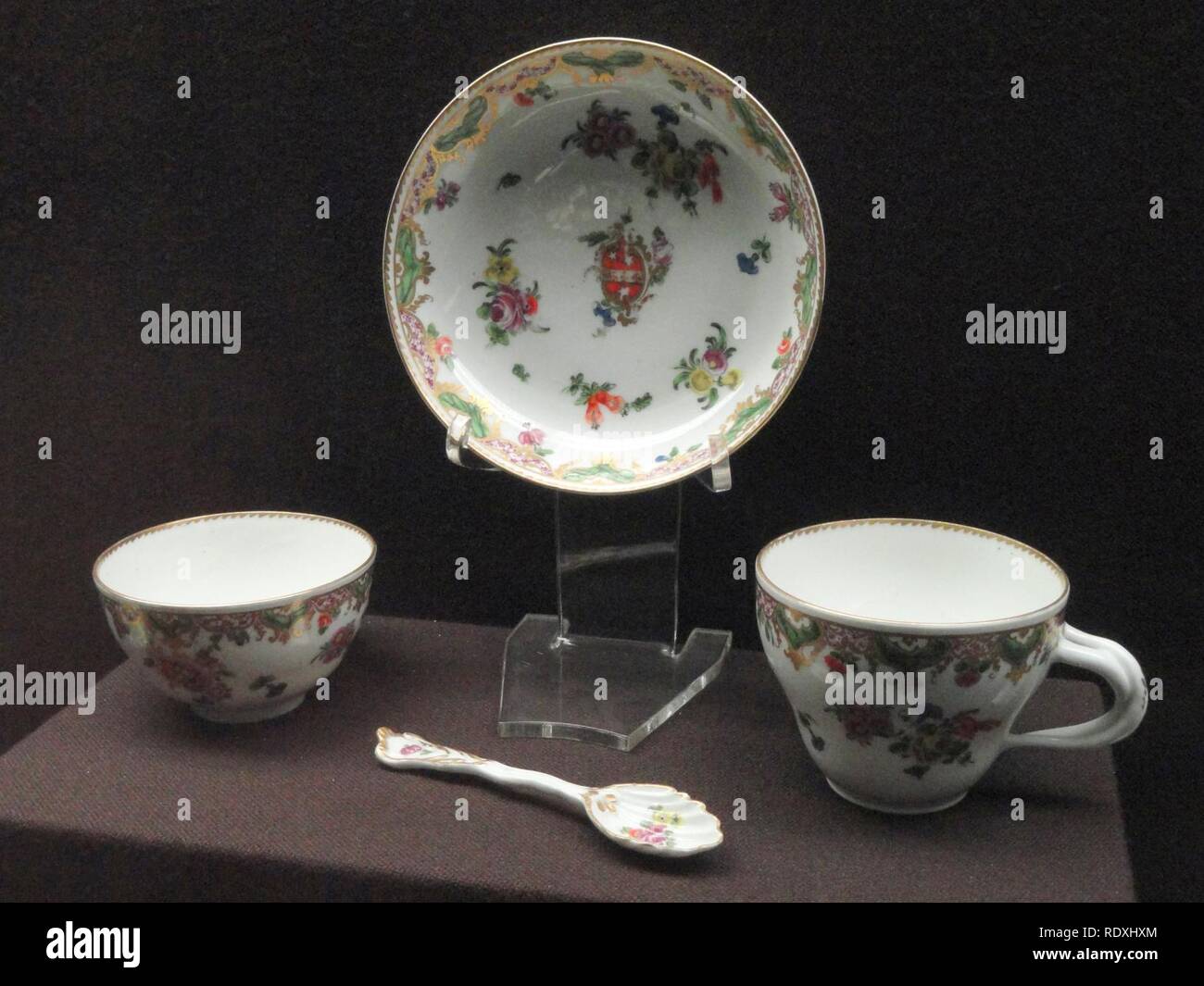 Wappen Teetasse, Kaffeetasse, Löffel und Untertasse aus der Daniel Ludlow, C. 1775-1778, Bristol China Manufaktur, Hartporzellan, gebrannte Glasur noch mal überglasieren Emaillen, Vergoldung - Gardiner Stockfoto