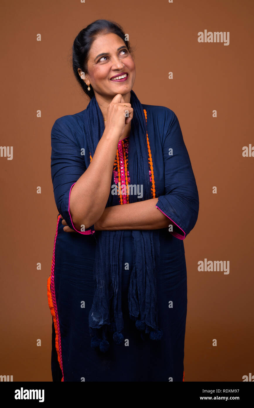 Portrait von Happy reife indische Frau denken Stockfoto