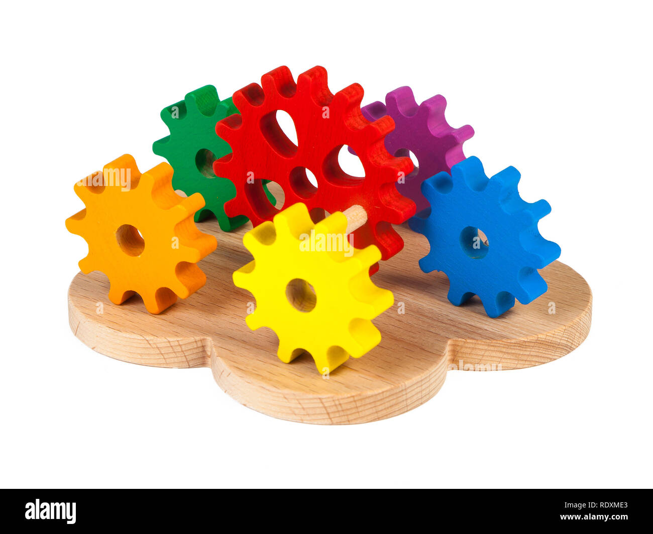 Foto eines Holzspielzeug Kinder Sorter mit kleinen Details in Form von Zahnrädern, in unterschiedlichen Farben auf weißem Hintergrund isoliert. Das Spielzeug Stockfoto