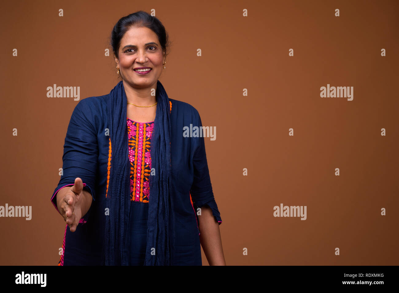 Reifen gerne indische Frau mit Handshake für Vereinbarung Stockfoto