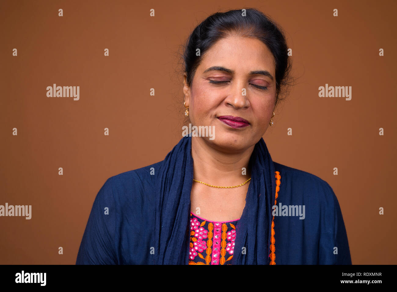 Reifen schöne indische Frau entspannt mit geschlossenen Augen Stockfoto