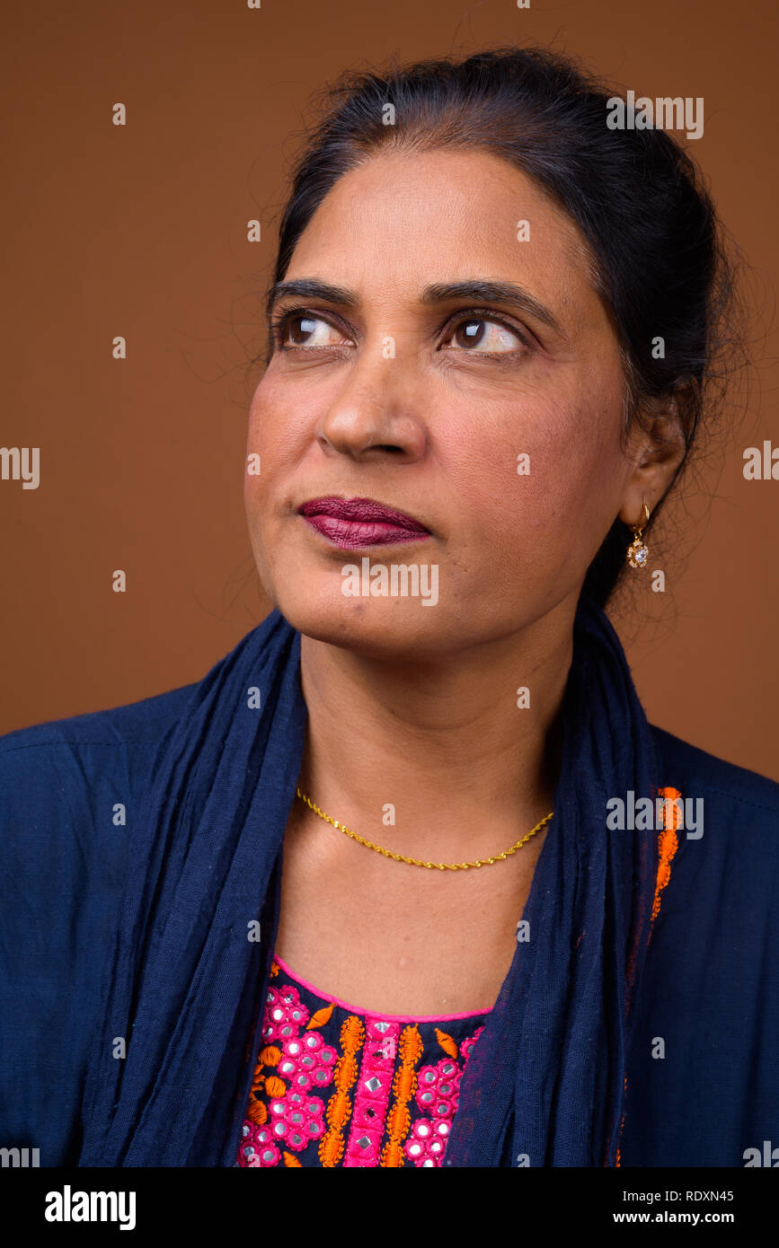 Portrait von Reifen schöne indische Frau denken Stockfoto
