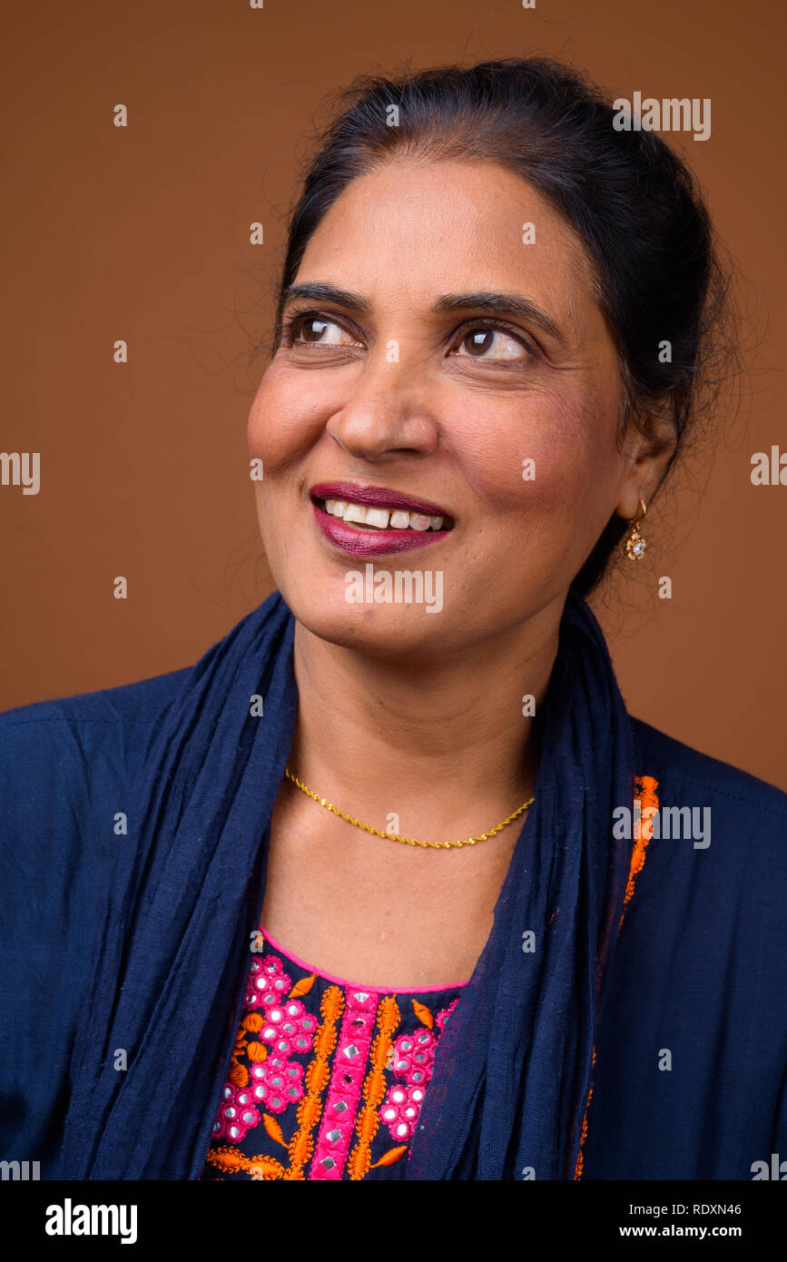 Portrait von Happy reife indische Frau denken Stockfoto