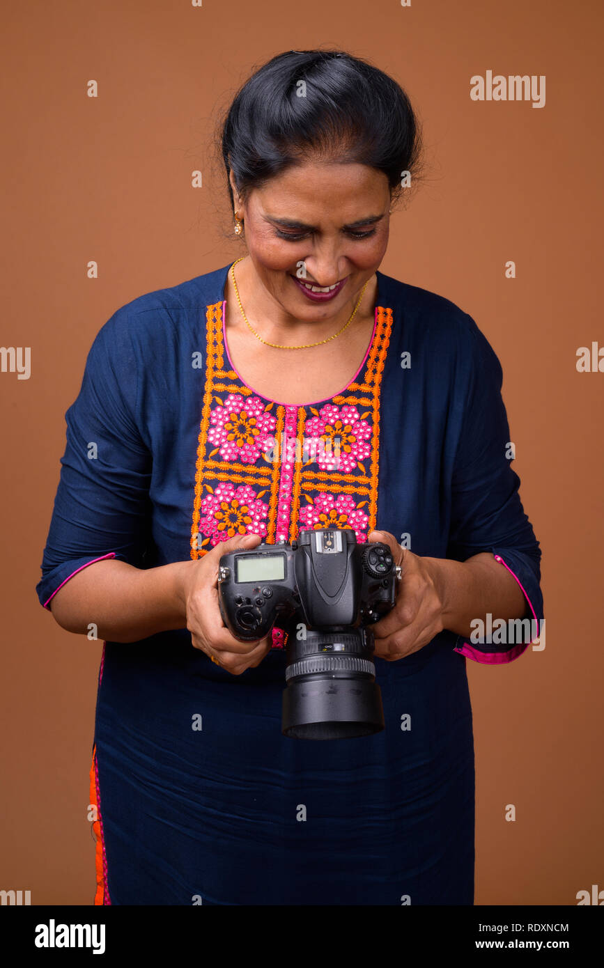 Reifen schönen Indischen Fotografin mit DSLR-Kamera Stockfoto