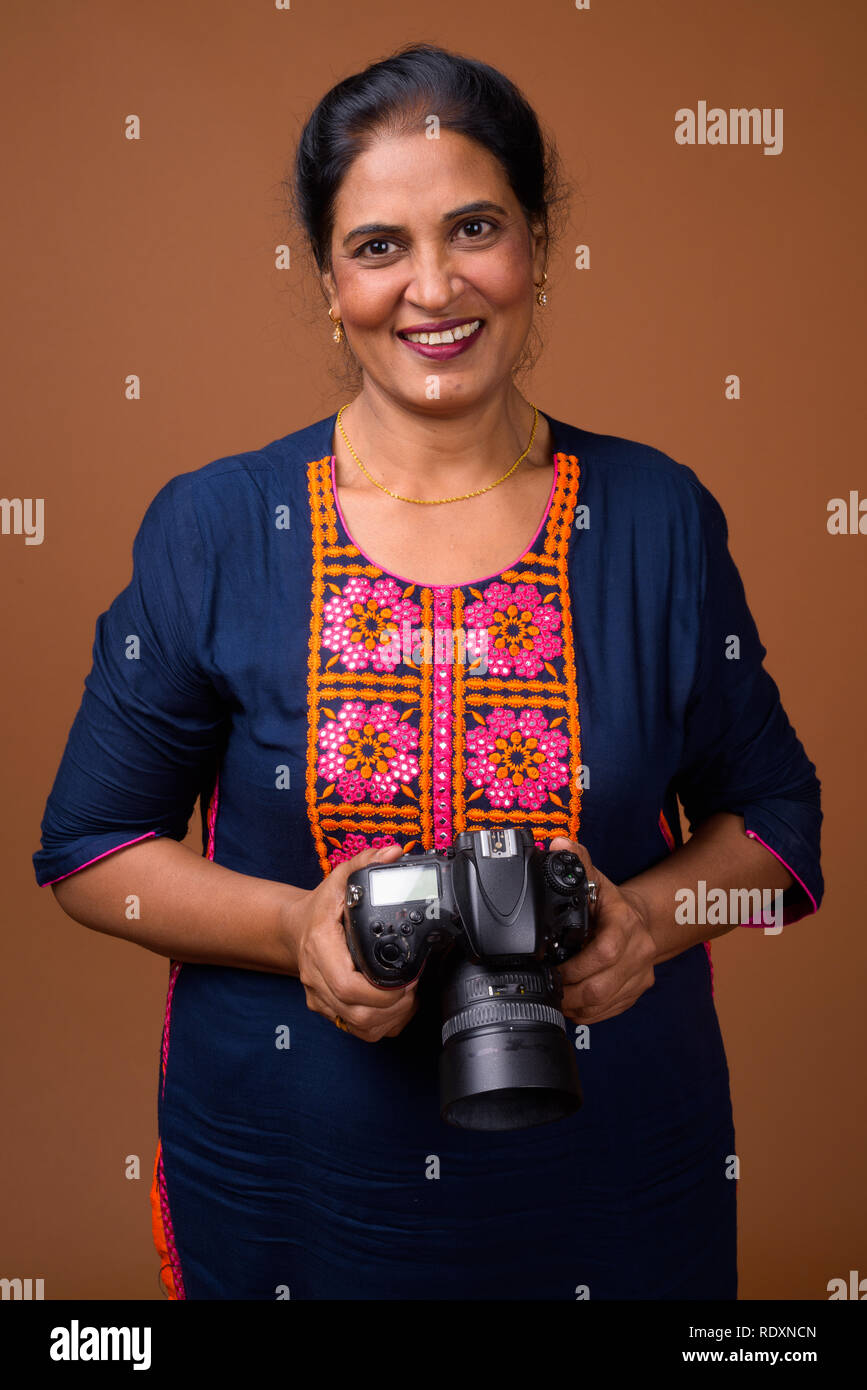 Reifen schönen Indischen Fotografin mit DSLR-Kamera Stockfoto