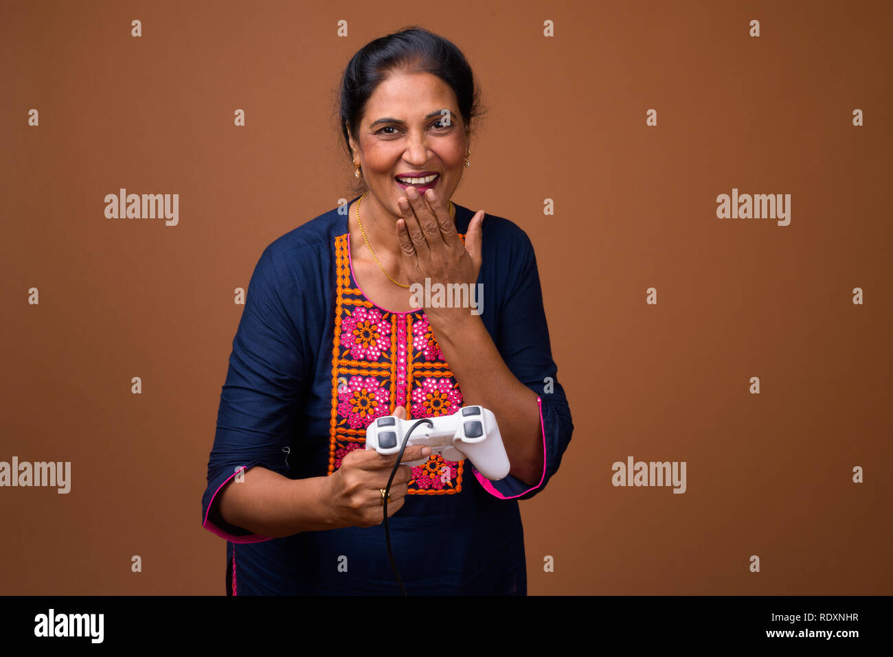 Indische Frau spielen Videospiele mit Game Controller Stockfoto