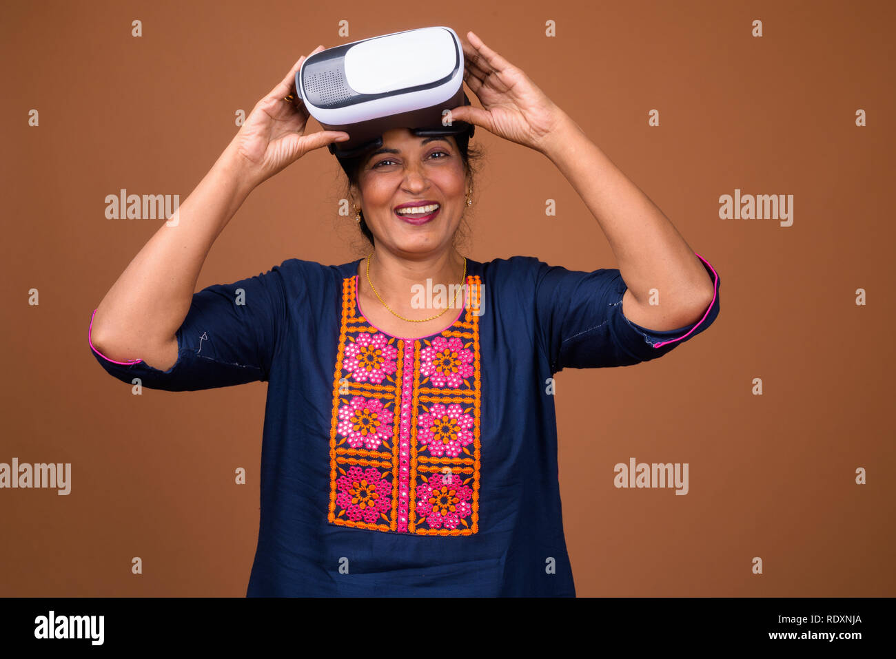 Reifen indische Frau mit VR-Brille für die virtuelle Realität Stockfoto