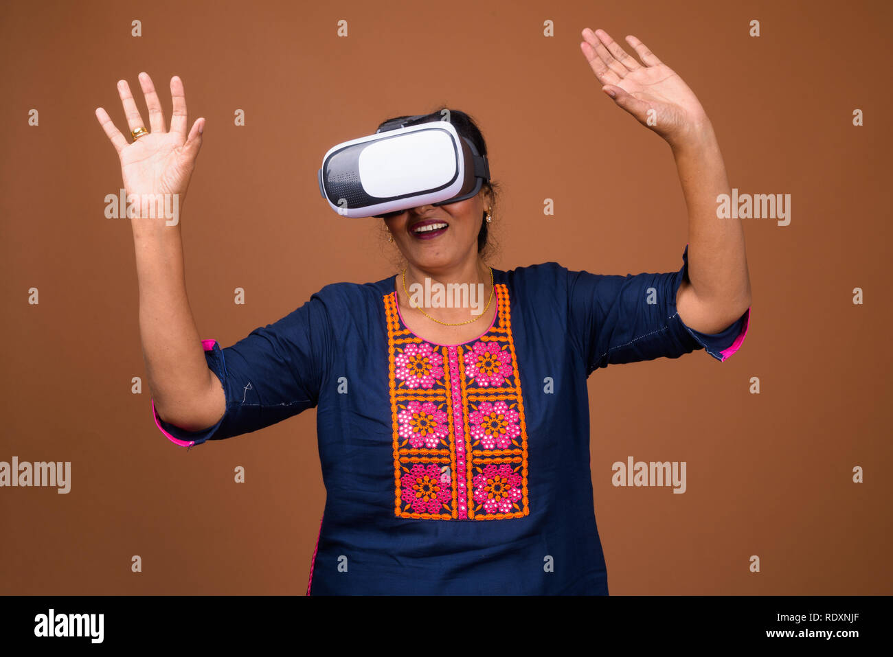 Reifen indische Frau mit VR-Brille für die virtuelle Realität Stockfoto