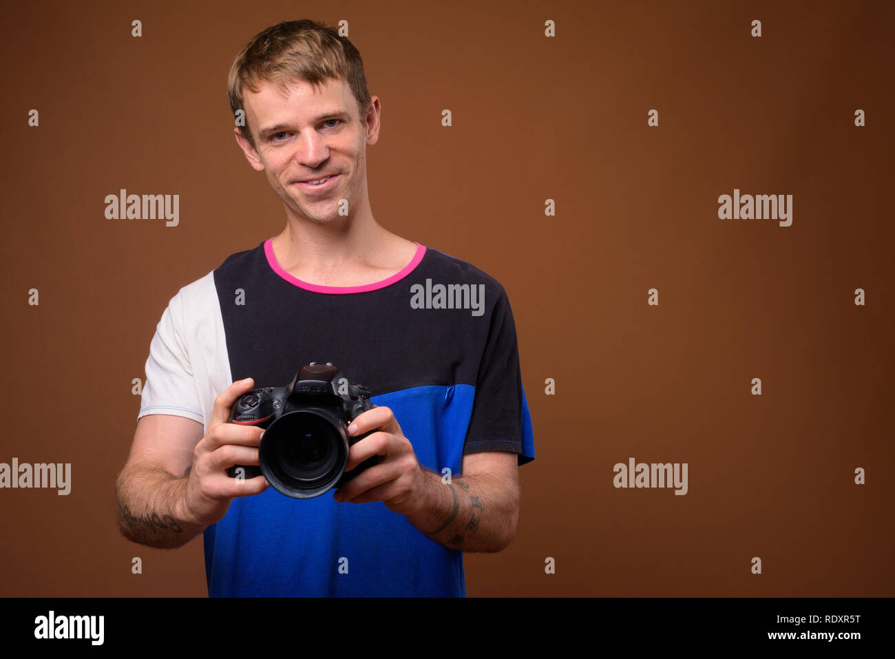 Porträt des Fotografen Mann mit DSLR-Kamera im Studio Stockfoto