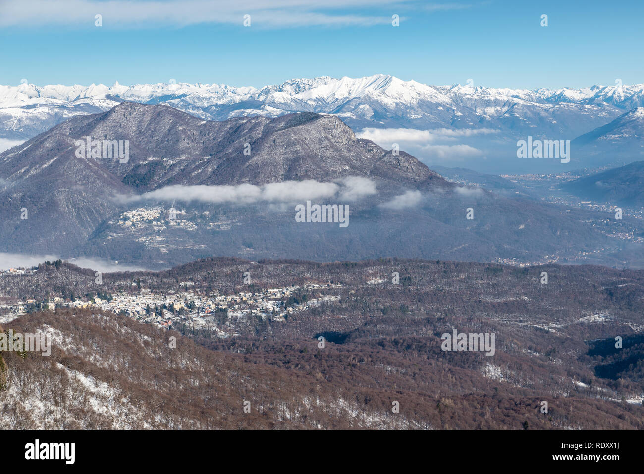 Alpen, Italien. Campo dei Fiori Regional Park im Vordergrund, mit Castello Cabiaglio Dorf, im Hintergrund den Alpenkamm. Stockfoto
