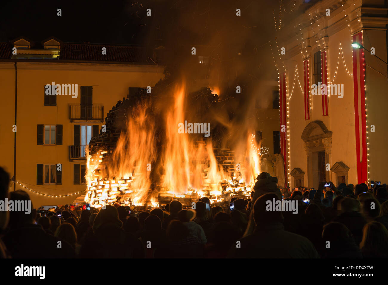 Lagerfeuer in der Nacht. Feuer des Heiligen Antonius, Varese, Italien Stockfoto