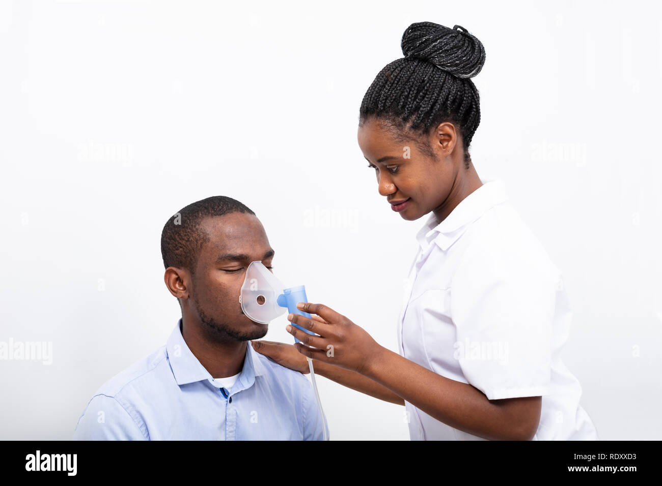 Junge weibliche Inverkehrbringen Inhaler Maske auf dem Mund auf weißem Hintergrund Stockfoto
