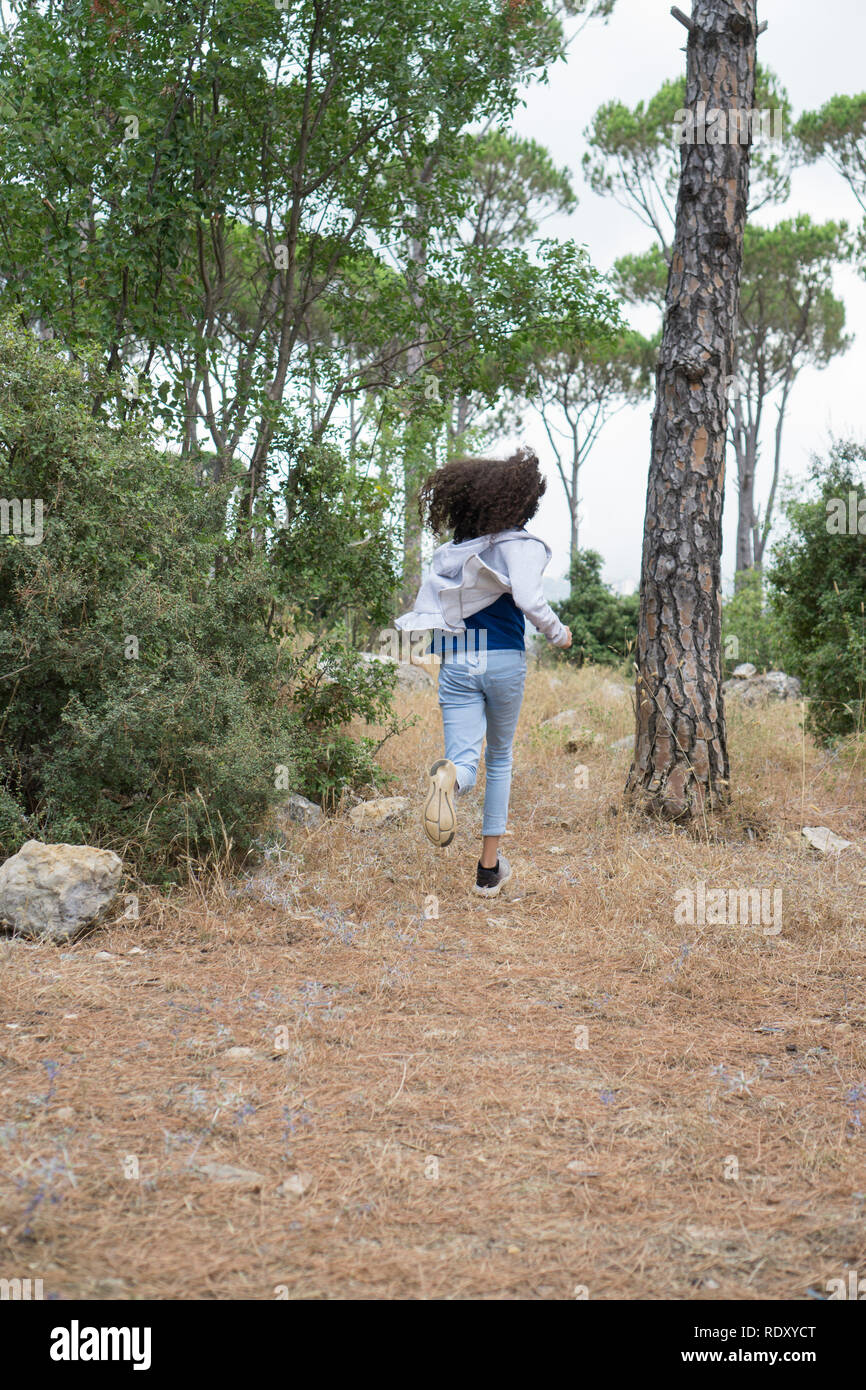 Mädchen weg laufen im Wald Stockfoto