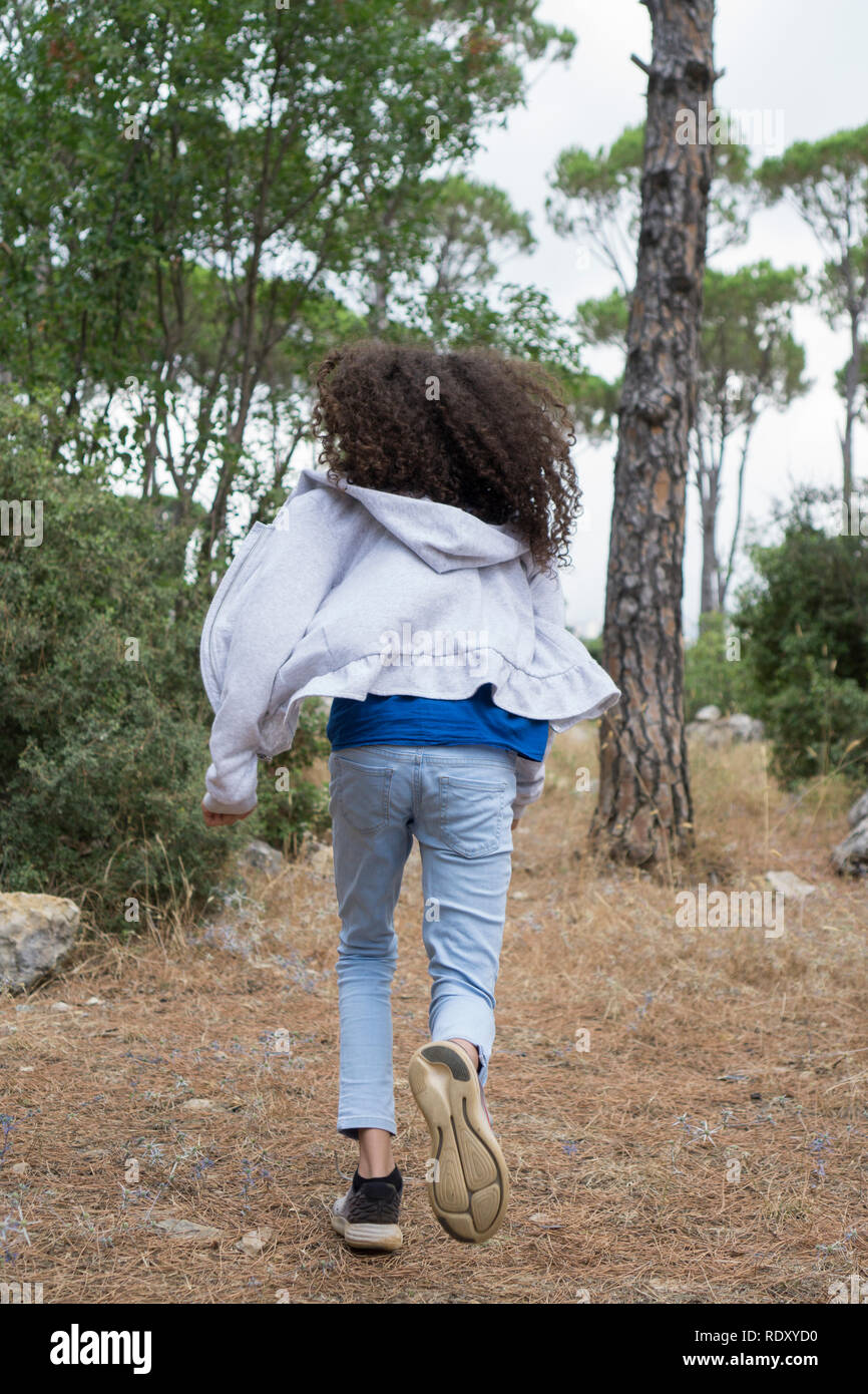 Mädchen weg laufen im Wald Stockfoto