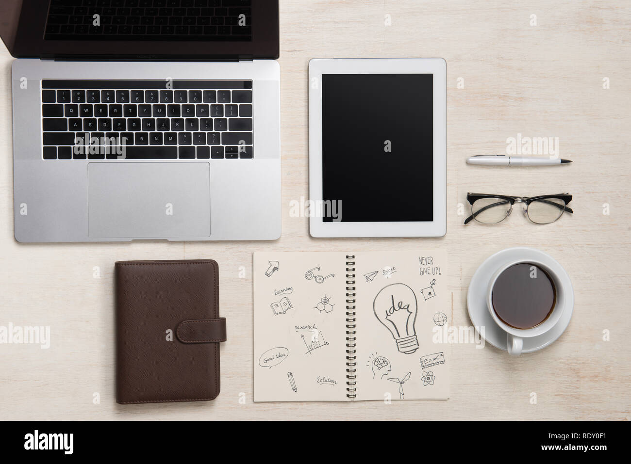 Business-Ideen, Kreativität, Inspiration und Start-up-Konzepte, Ideen Nachricht auf Notebook mit Glühbirne. Stockfoto