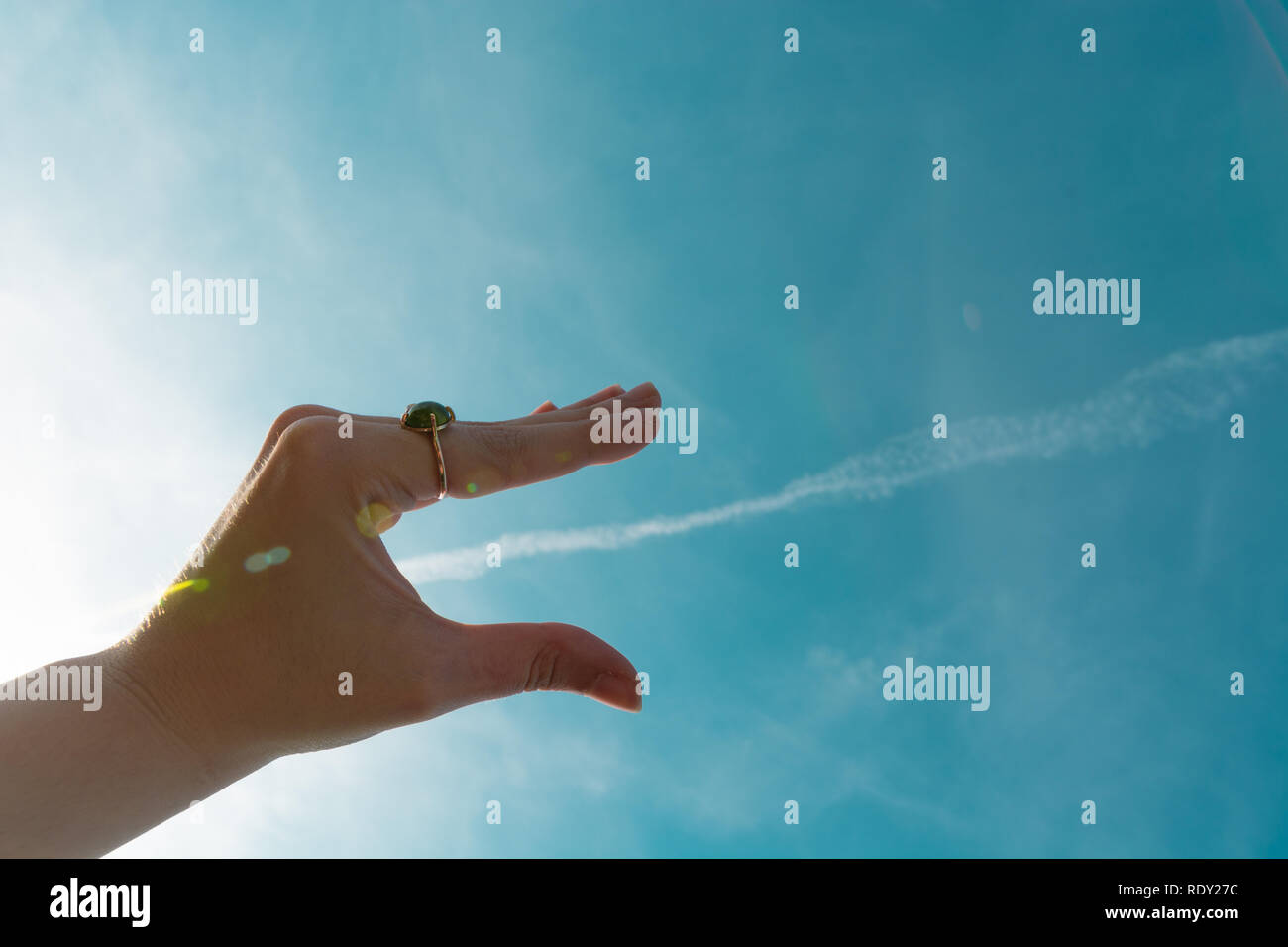 Menschliche Hand Silhouette am blauen Himmel Hintergrund Stockfoto
