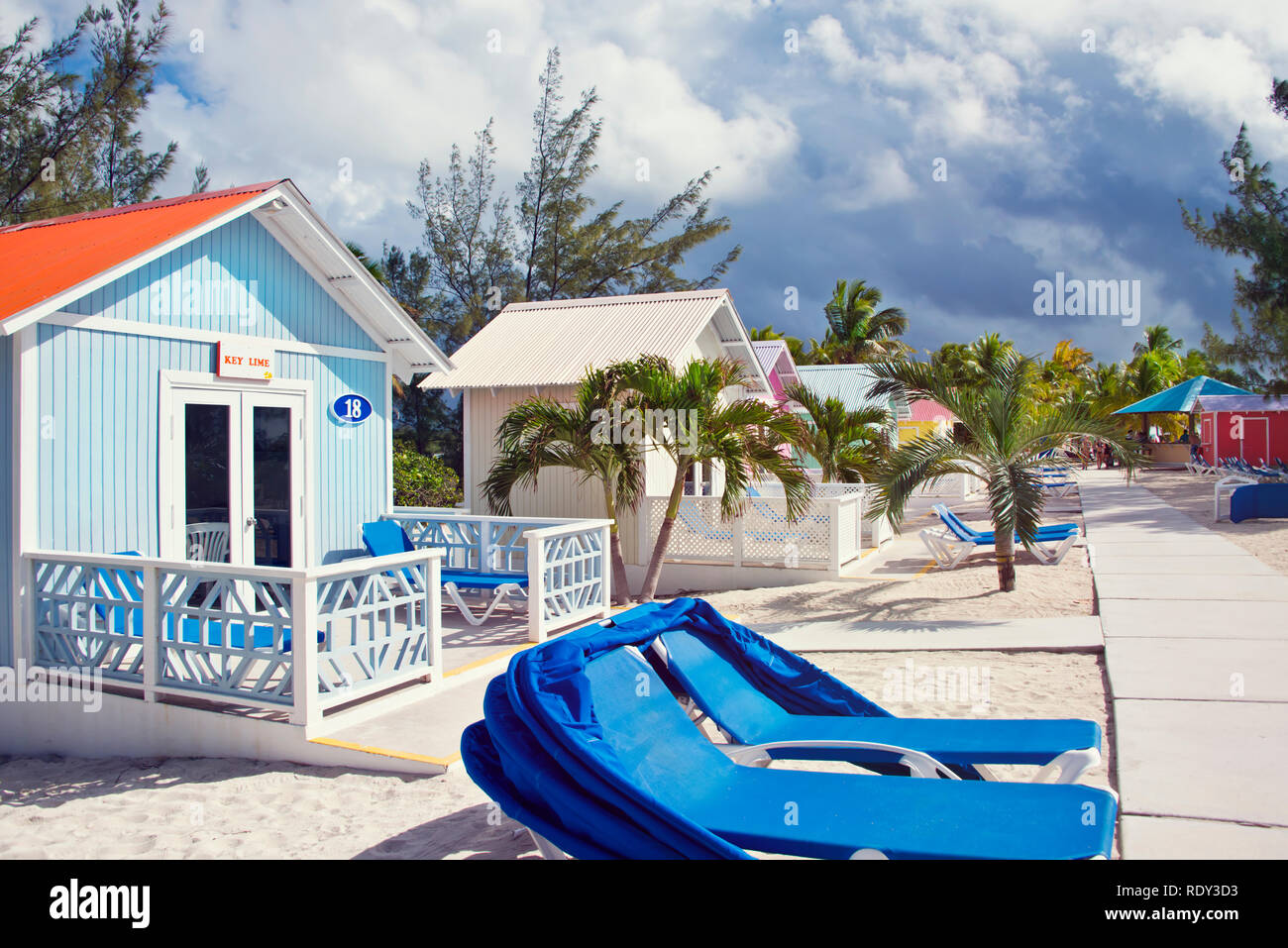 Princess Cays, Bahama Inseln - 8. Januar 2019. Bunte Cabanas und liegen in der tropischen Insel. Für die redaktionelle Nutzung nur Stockfoto