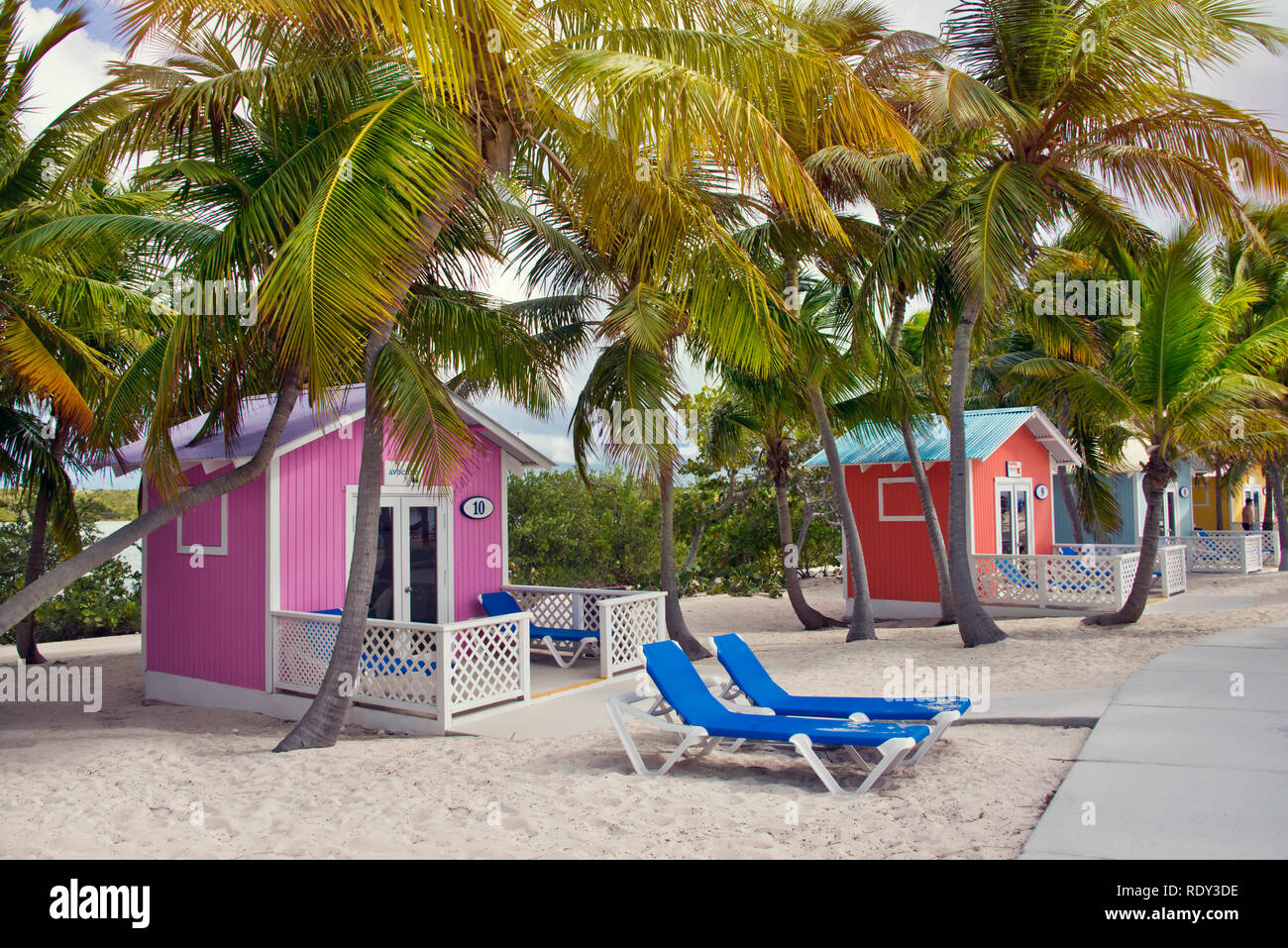 Princess Cays, Bahama Inseln - 8. Januar 2019. Bunte Cabanas und liegen in der tropischen Insel. Für die redaktionelle Nutzung nur Stockfoto