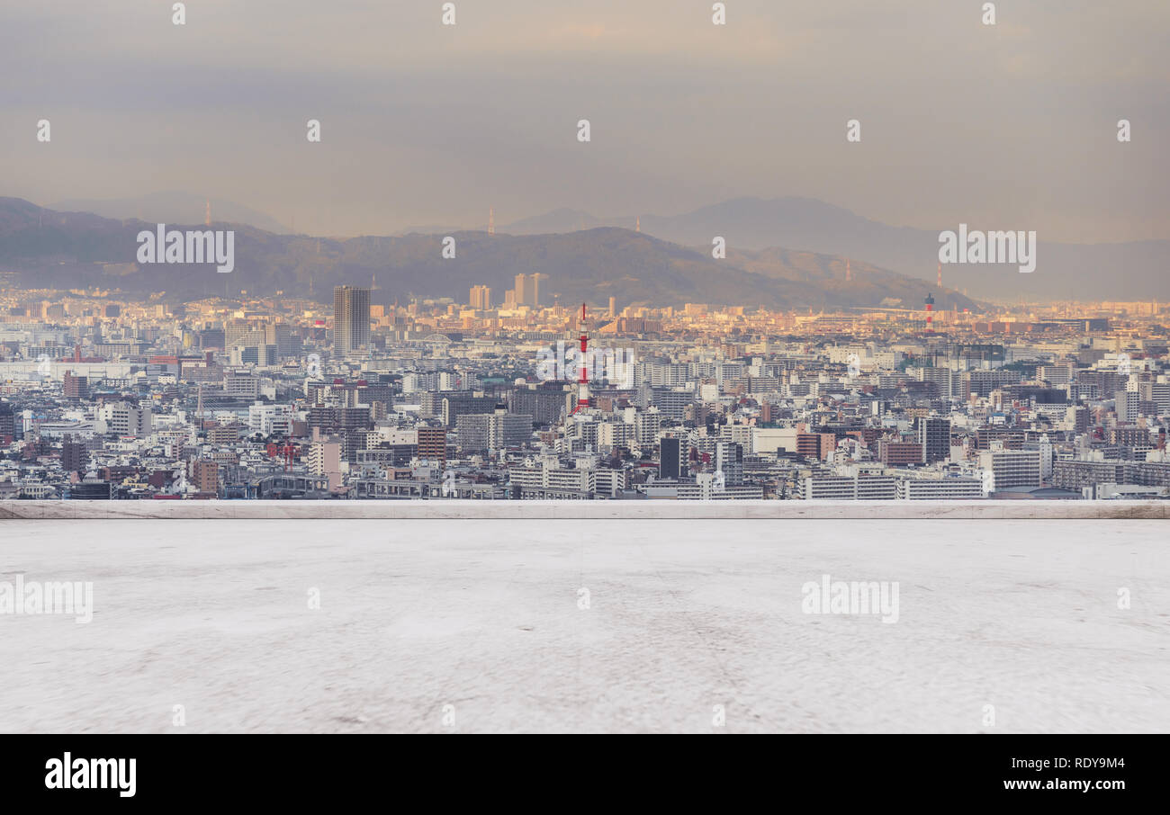 Osaka City Skyline, Geschäftsviertel im Sonnenuntergang mit leerer Betonboden Stockfoto