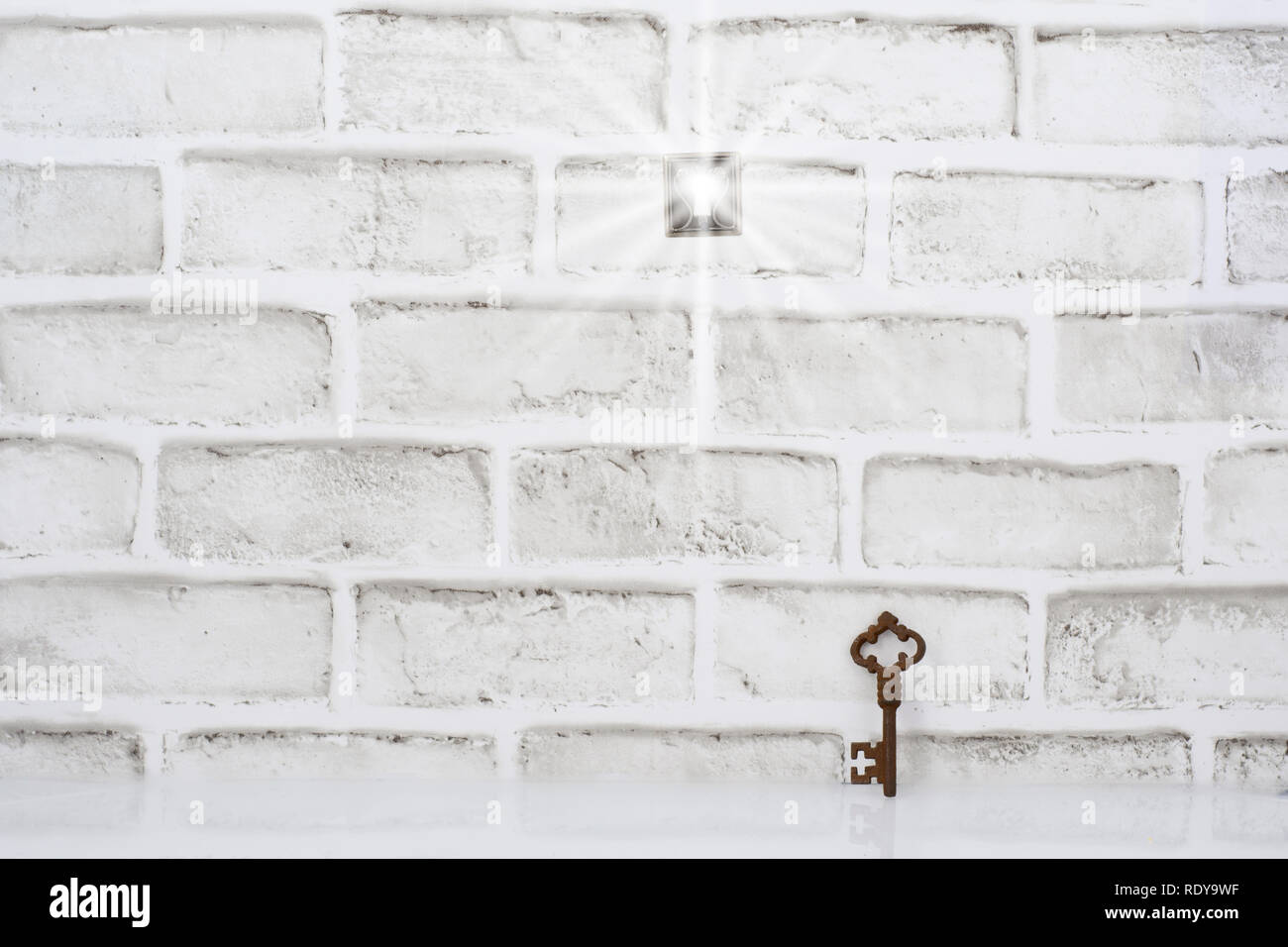 Ein Schlüsselloch in eine Mauer mit einem hellen Licht durchscheinen. Der  Schlüssel ist hier, aber es gibt keine Tür, und es ist nicht klar, ob Sie  evtl ist Stockfotografie - Alamy