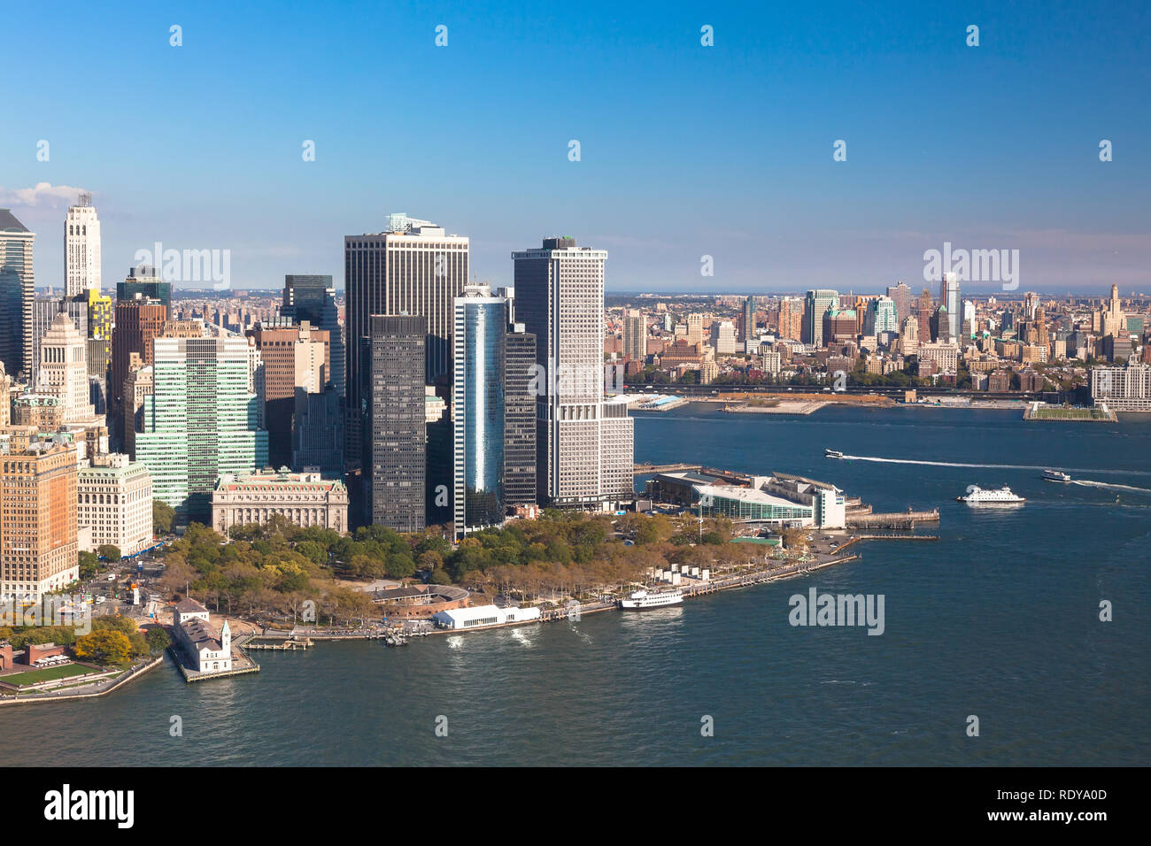 Battery Park auf dem Hintergrund der Hudson Bay. Downtown New York New York in den USA. Im Vordergrund ist Manhattann. Auf der Rückseite von Brooklyn Stockfoto Battery Park auf dem Hintergrund der Hudson Bay. Downtown New York New York in den USA. Im Vordergrund ist Manhattann. Auf der Rückseite von Brooklyn Stockfoto