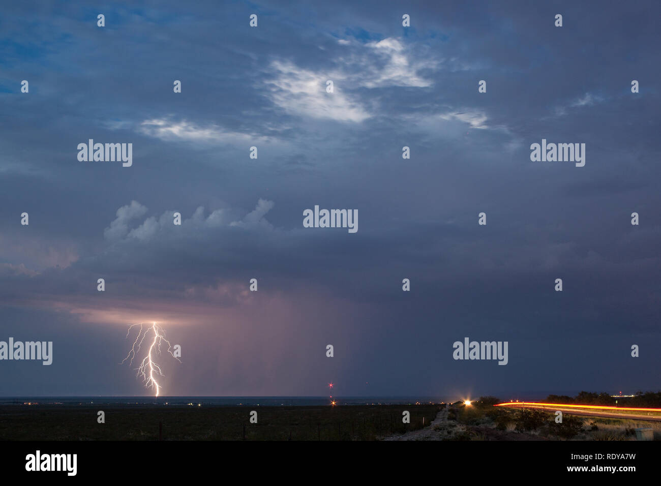 Blitzschlag aus fernen Gewitter über dem Tularosa tat Becken in New Mexico Stockfoto