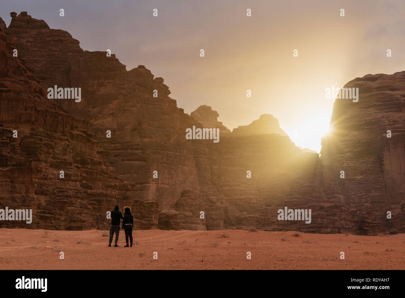 Paar in Wadi Rum Wüste Reisen in Jordanien, geniessen Sie einen wunderschönen Sonnenaufgang am Morgen Stockfoto