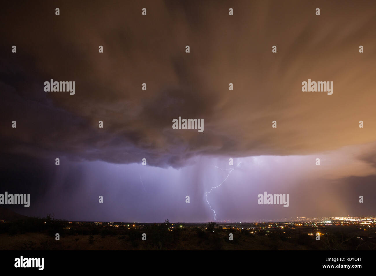 Starker Regen und Blitz Pound Las Cruces, New Mexico im Sommer Monsun Stockfoto