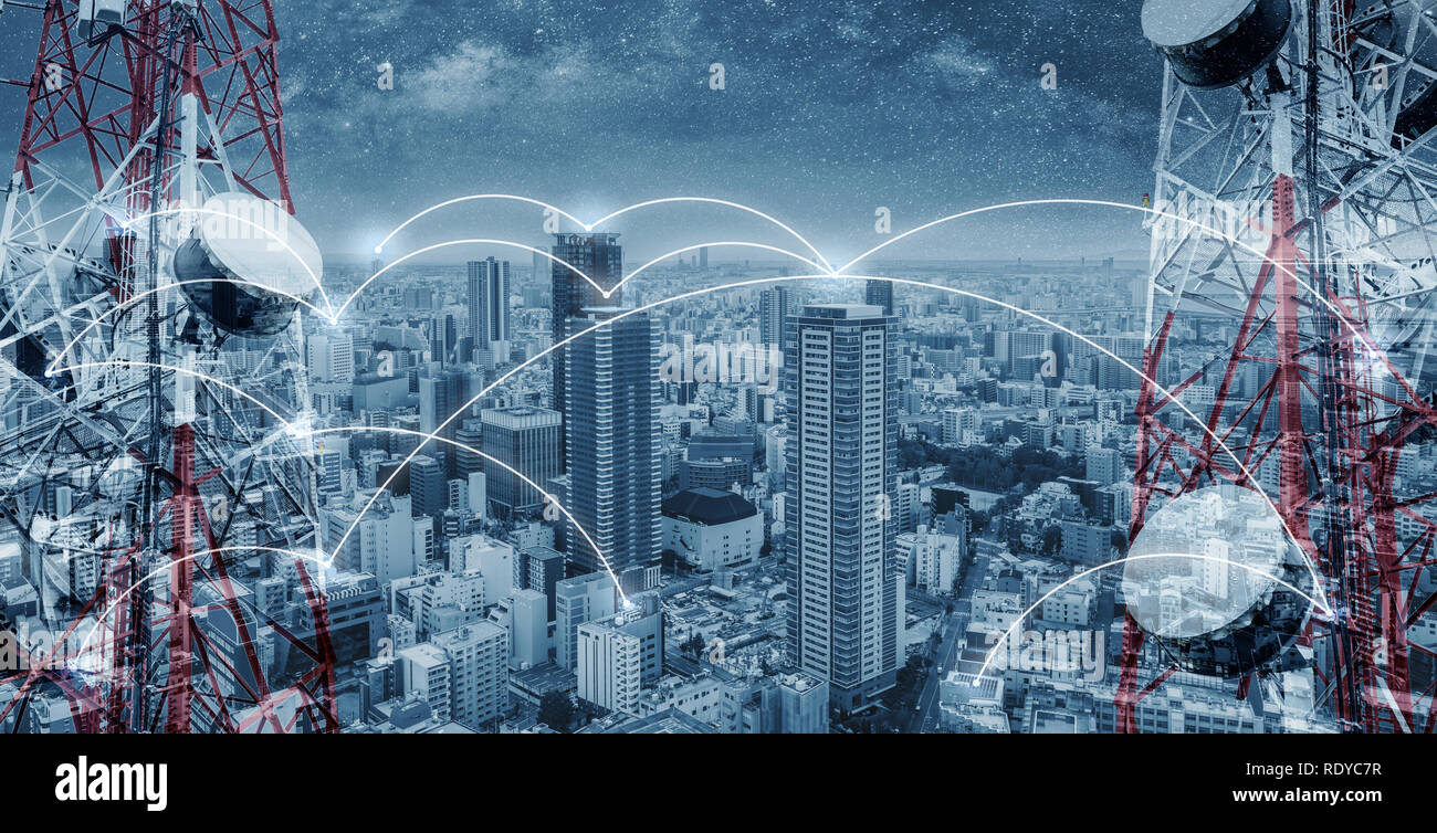 Netzwerk und Internet Netzwerk Technologie in der Stadt. Telekommunikation Türme mit Stadtbild und Networking Linien Stockfoto
