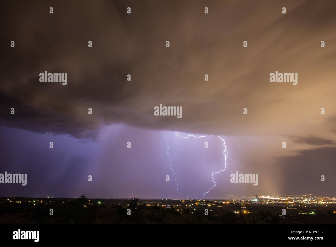 Starker Regen und Blitz Pound Las Cruces, New Mexico im Sommer Monsun Stockfoto