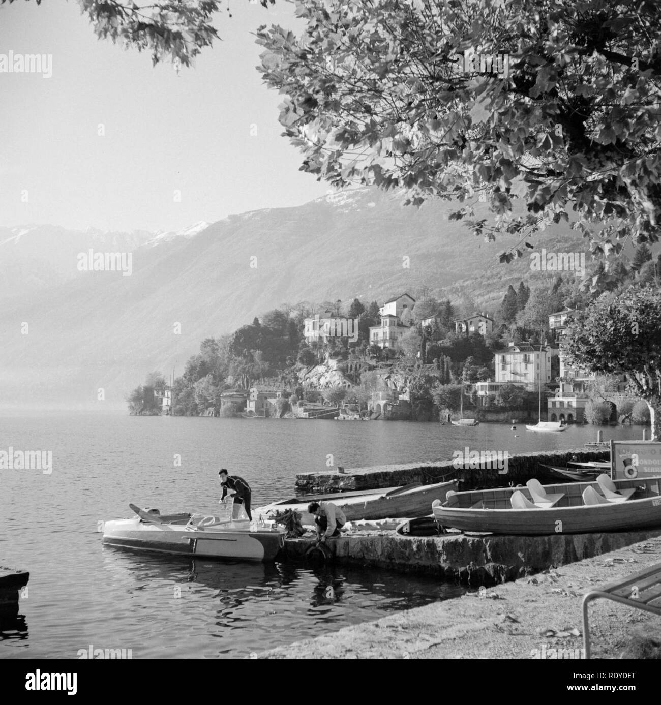 Ascona Haventje met twee Mensen in een Boot klaar voor vertrek, Bestanddeelnr 254-4850. Stockfoto