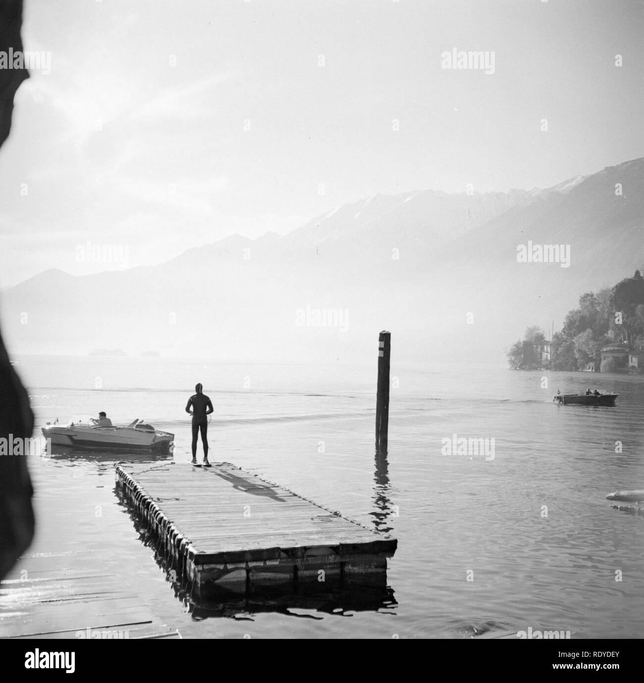 Ascona Haventje met waterskiër, een andere Mann zit in de Boot klaar voor Vertre, Bestanddeelnr 254-4852. Stockfoto