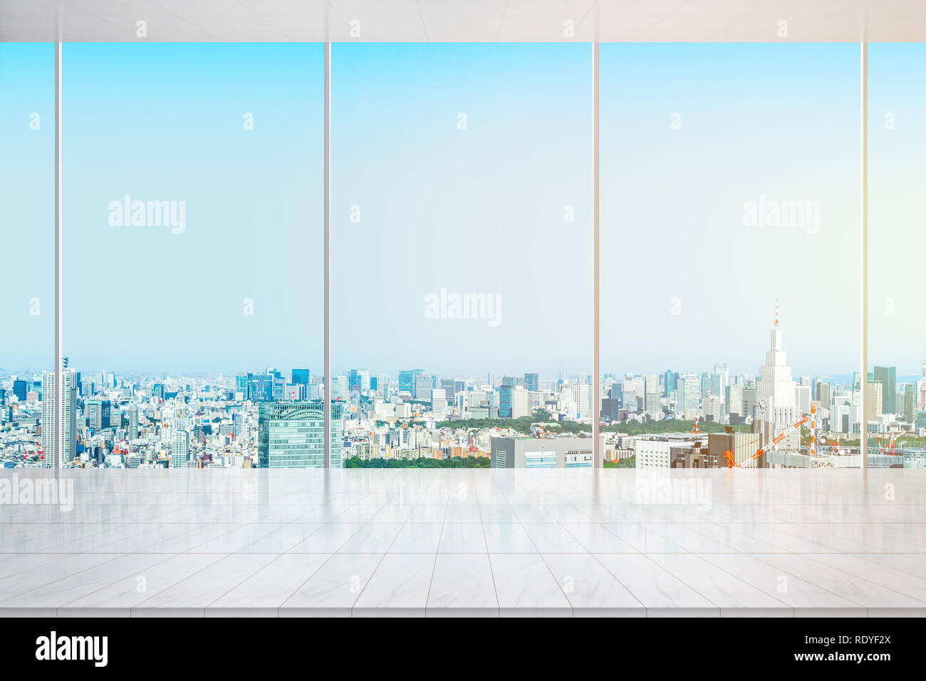 Business- und Designkonzept - leere Marmorboden und Fenster mit modernen städtischen Skyline Luftbild in Shinjuku, Tokyo, Japan, für Anzeige oder Mock up Stockfoto