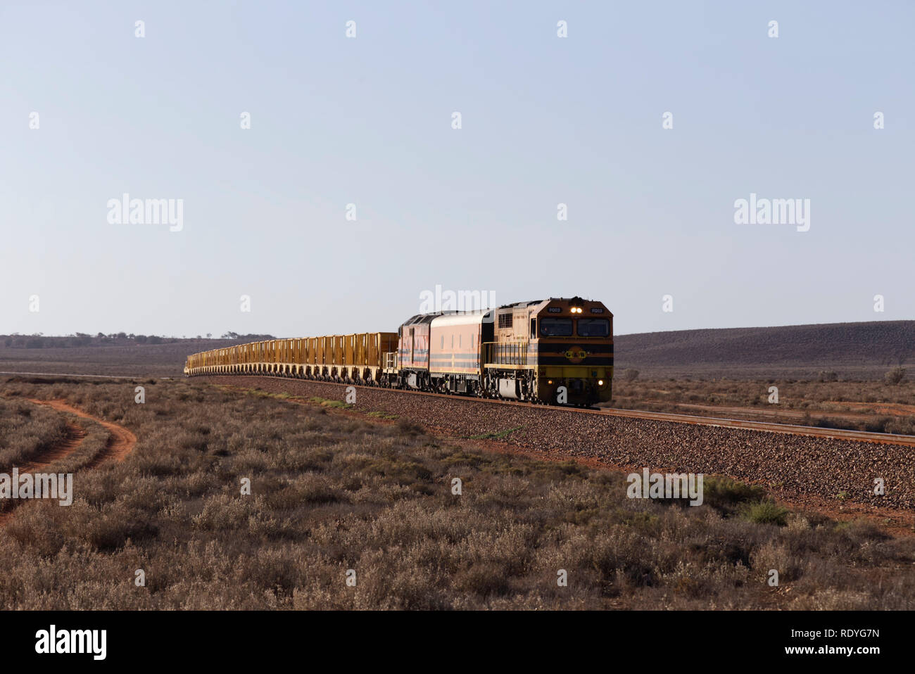 Güterzug der Überquerung der großen flachen Ebenen in der Nähe von Port Augusta South Australia Stockfoto