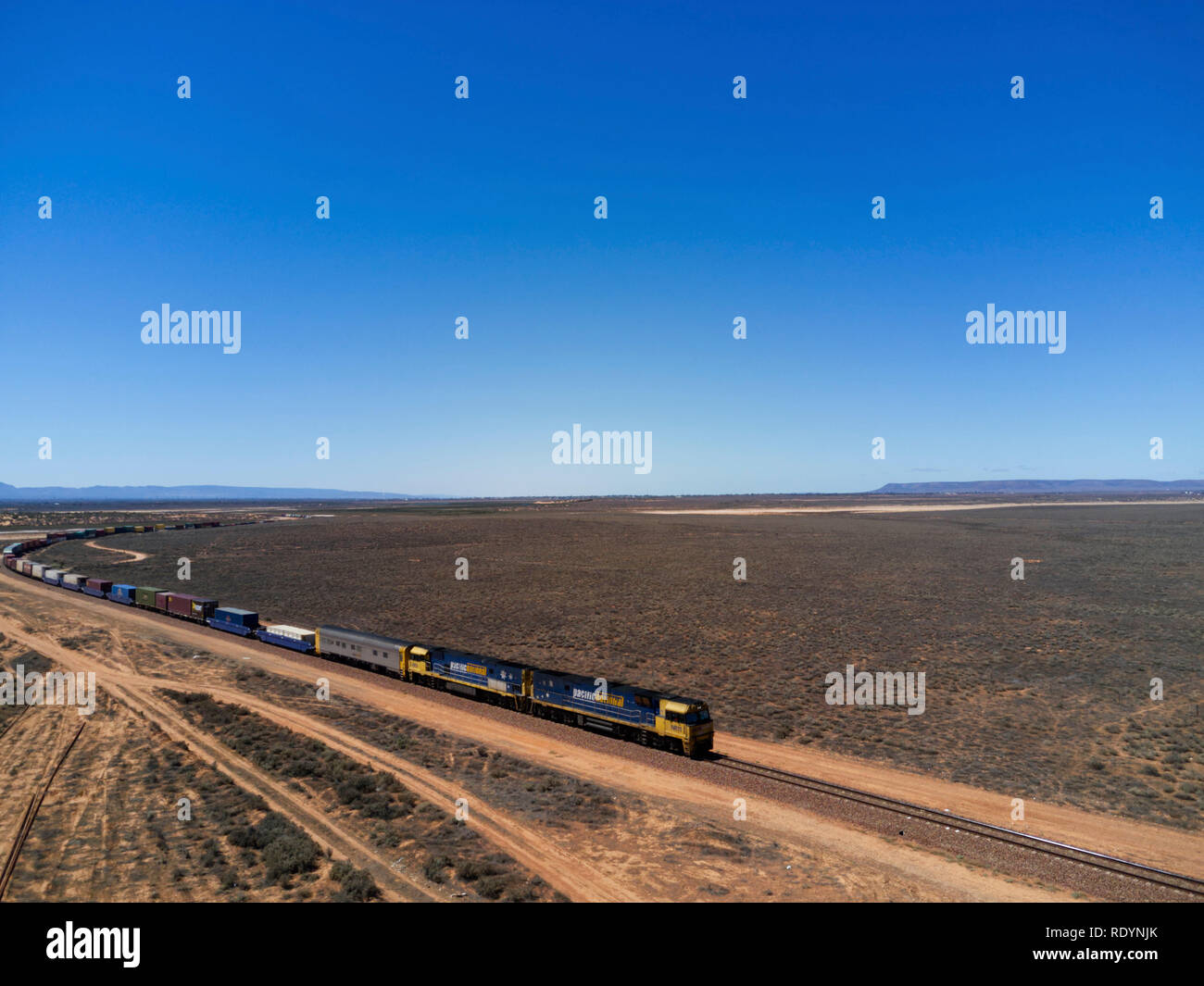Antenne der Güterzug in Richtung Darwin gerade außerhalb von Port Augusta South Australia Stockfoto
