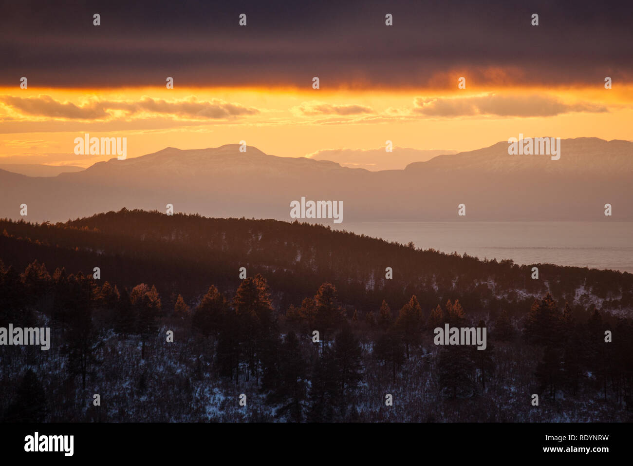 Schichten der Sonnenuntergang über dem Tularosa tat Becken und den Sacramento Mountains von New Mexiko Stockfoto