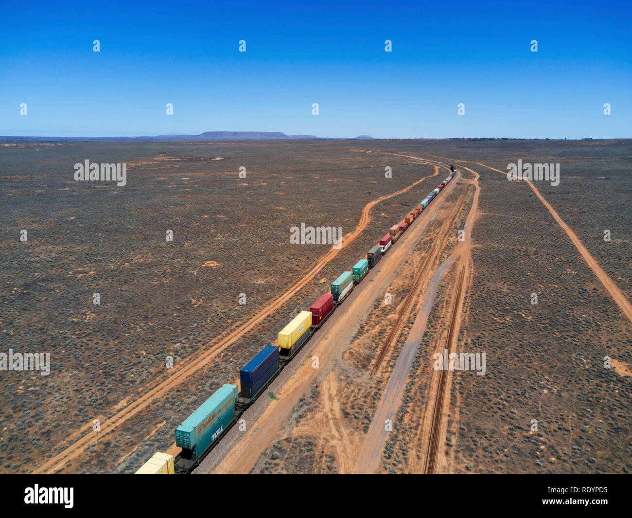 Antenne der Güterzug in Richtung Darwin gerade außerhalb von Port Augusta South Australia Stockfoto