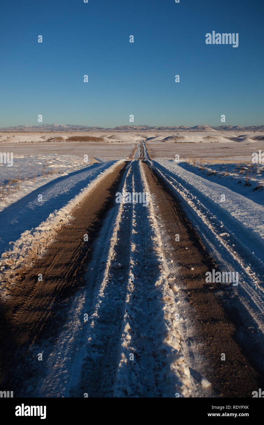 Spuren durch den Schnee auf einem Feldweg in der Entfernten bootheel Region New Mexico Stockfoto