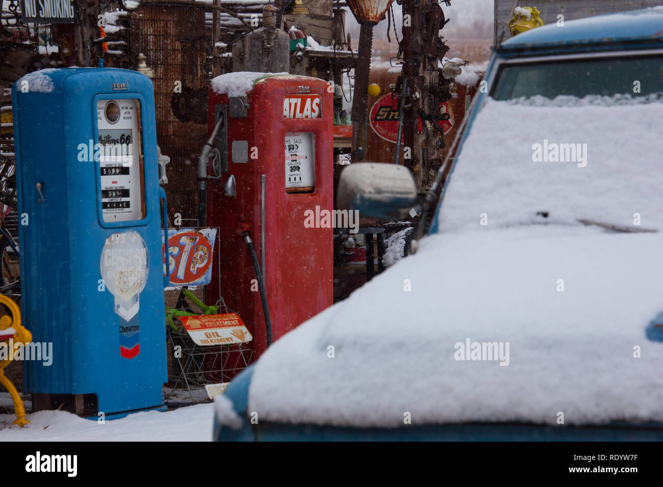Schnee umgibt, antiken Gaspumpen und verschiedene Objekte in der Mesilla Valley von New Mexico Stockfoto