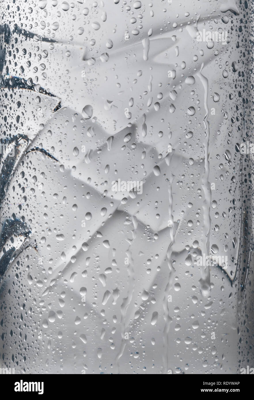 Close up Wassertropfen auf Trinkwasser Flasche Stockfoto