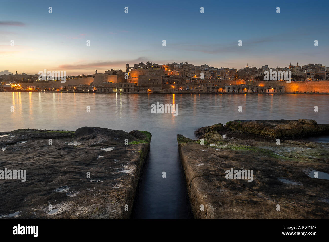 Valletta, Malta in der Abenddämmerung über dem Hafen von Vittoria gesehen. Stockfoto