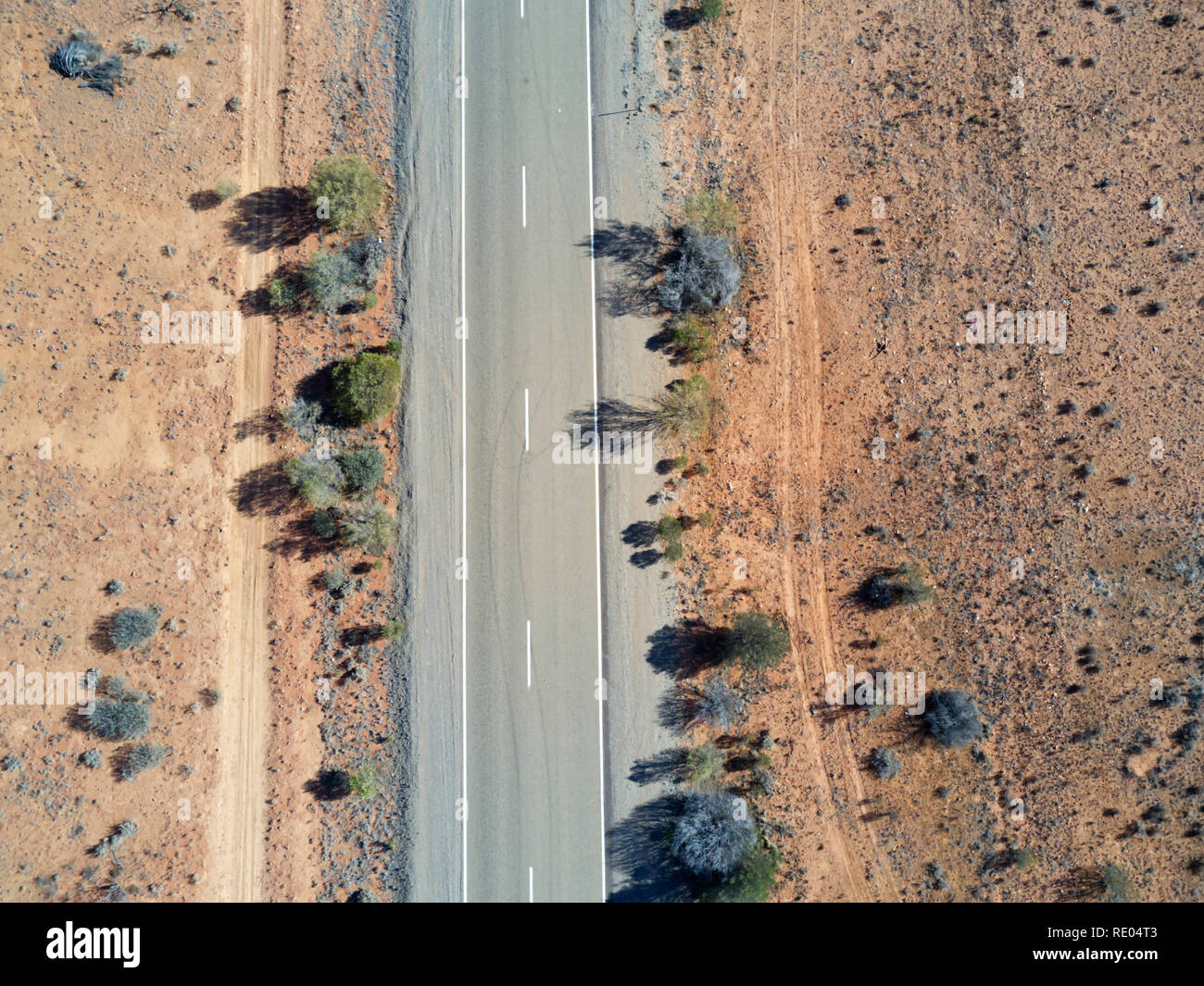 Nadir Ansicht von versiegelten Straße durch roten Sand Hills im Süden des australischen Outback läuft Stockfoto