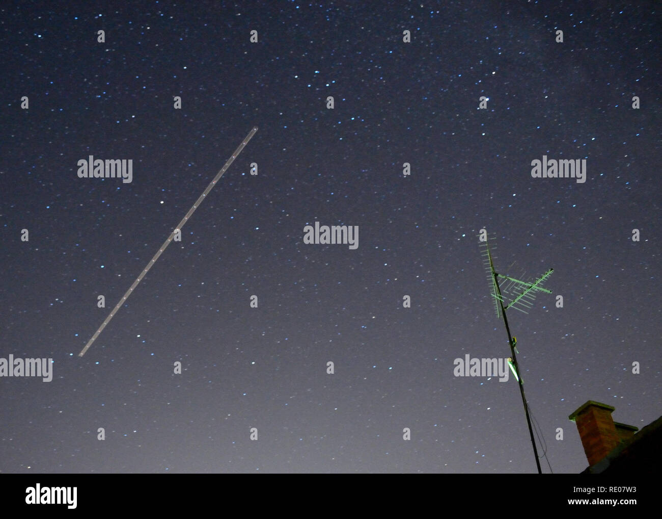 Nachthimmel mit Sternen oberhalb des Dorfes Stockfoto