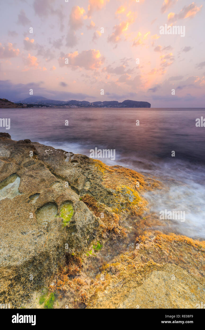 Sonnenaufgang am Cap Blanc in Moraira, mit Cap d'oder Ansicht, Teulada Moraira, Alicante, Costa Blanca, Alicante, Spanien, Europa. Stockfoto